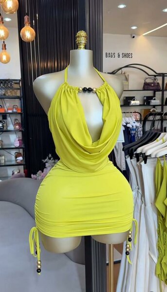 Robe dos nu élégante femme