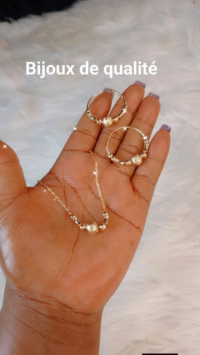 Ensemble bijoux dorés élégants