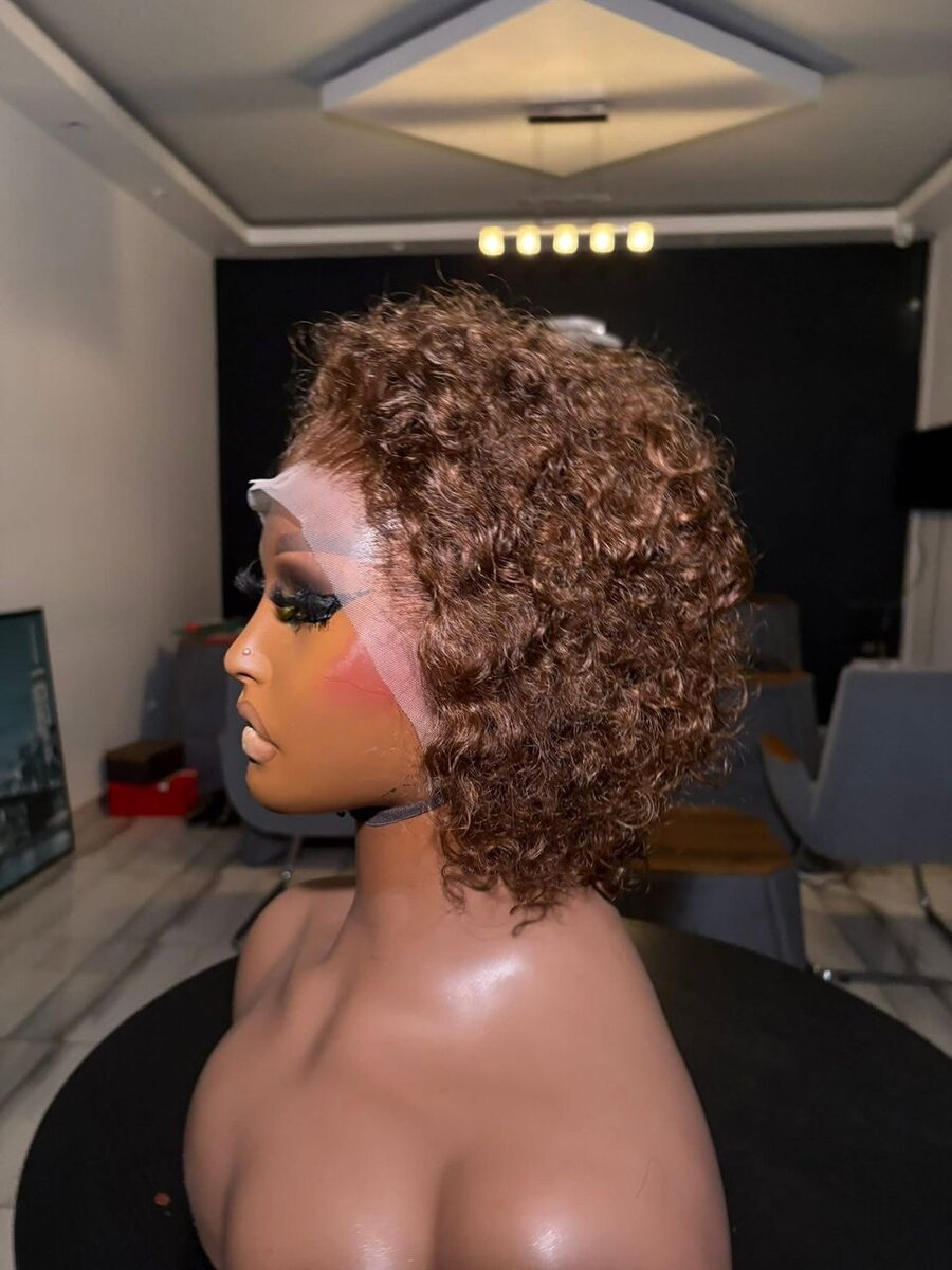 Perruque courte bouclée élégante