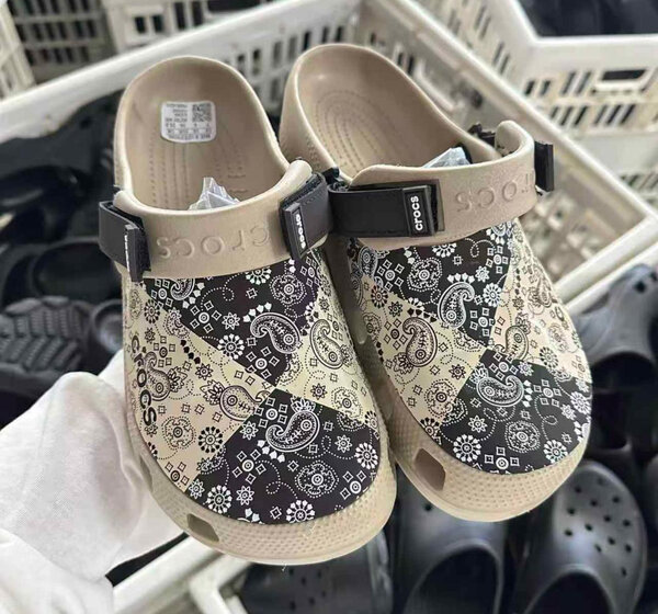 Chaussures Crocs motif bandana