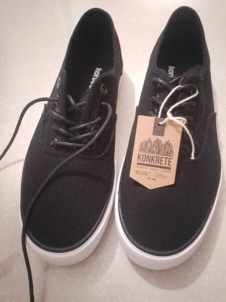 Chaussures noires en toile Konkrete