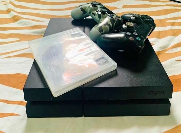 Console PS4 avec manettes