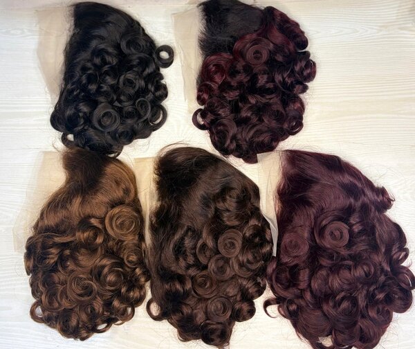 Perruques bouclées en dentelle