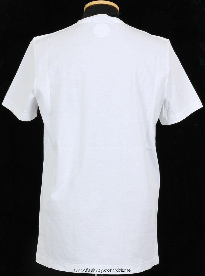 Tee-shirt blanc unisexe disponible en différentes tailles.