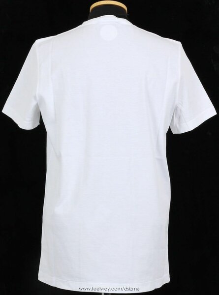 Tee-shirt blanc unisexe disponible en différentes tailles.