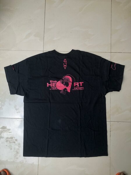 T-shirt noire graphique