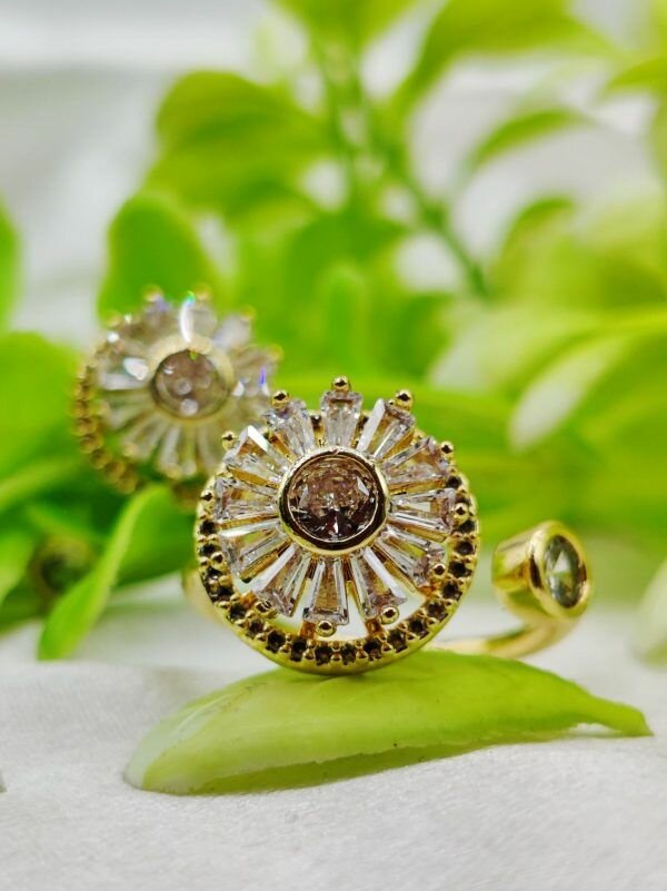 1 Piece Elegant Moveable Radiance Sunflower Ring  Timeless