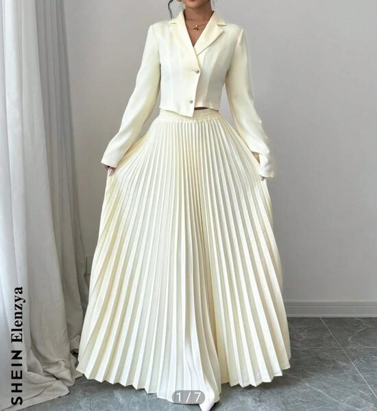 Ensemble Élegant à Jupe Plissée