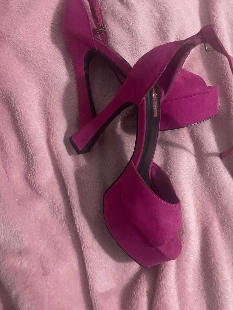 Sandales à talons roses élégantes