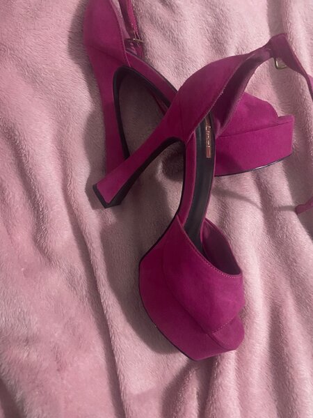 Sandales à talons roses élégantes