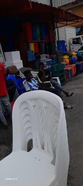 Chaises empilables en plastique