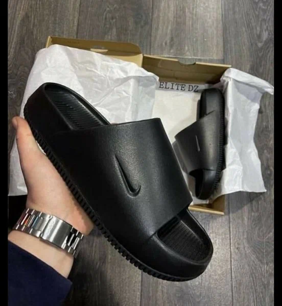 Claquettes NIKE confort noires