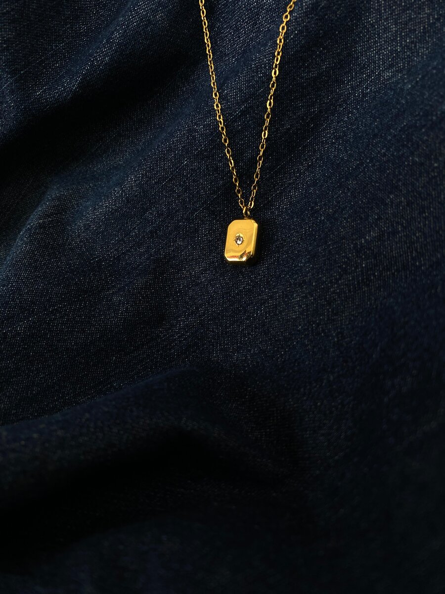 Collier pendentif doré élégant