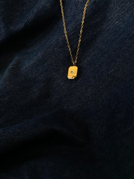 Collier pendentif doré élégant