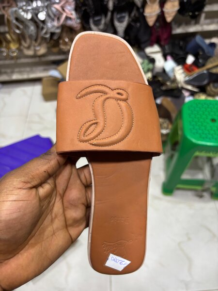 Sandales en cuir marron élégantes