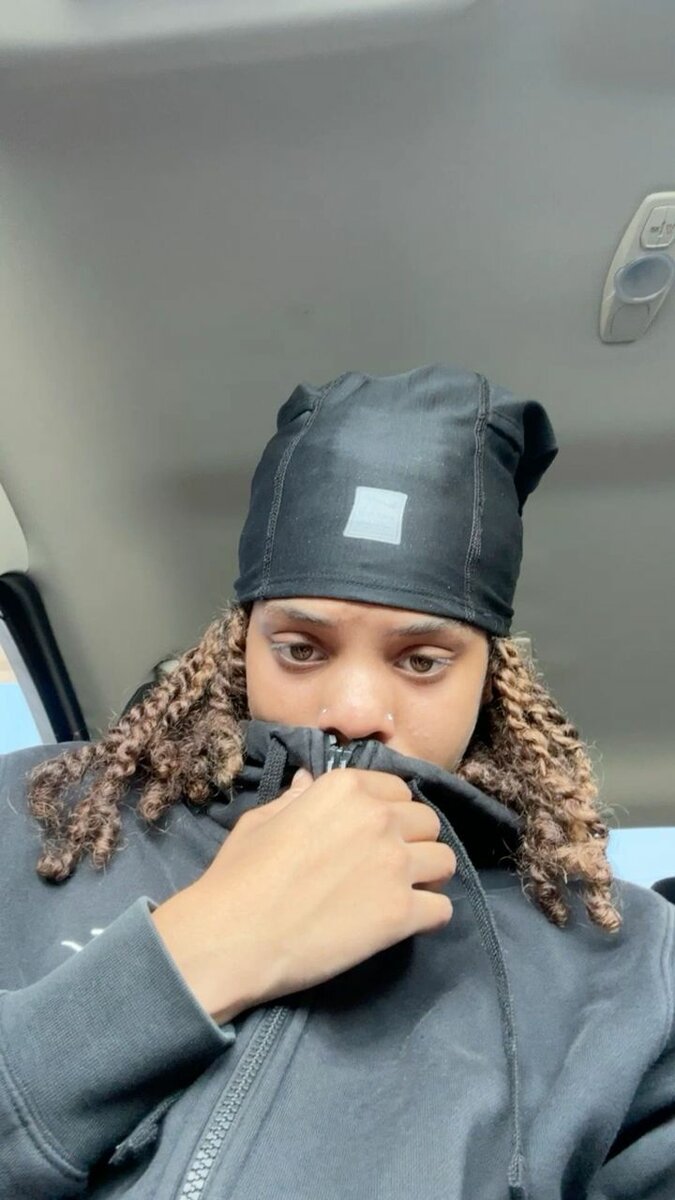 Bonnet en satin élégant noir