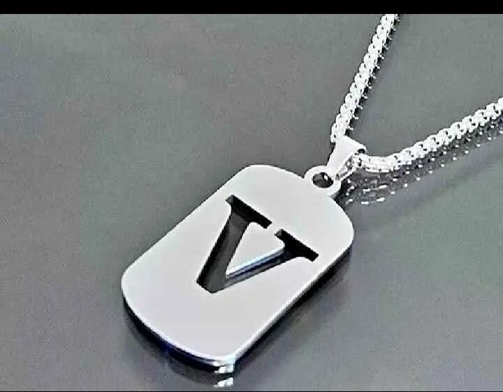 Pendentif Lettre V en Acier