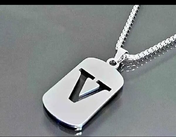 Pendentif Lettre V en Acier