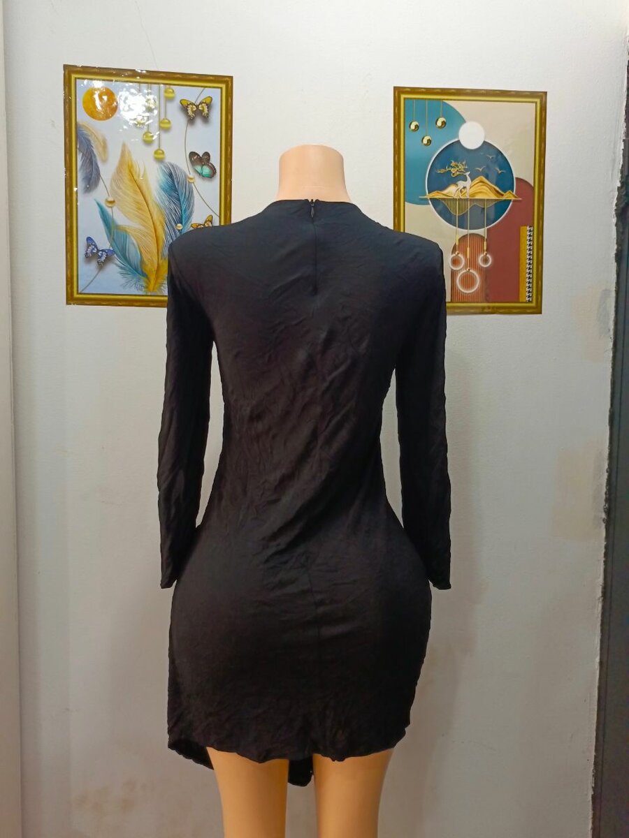 Robe Noire Élégante Drapée