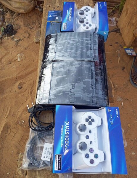Console PS3 avec 2 Manettes