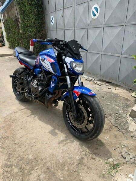 Moto de sport bleu puissante