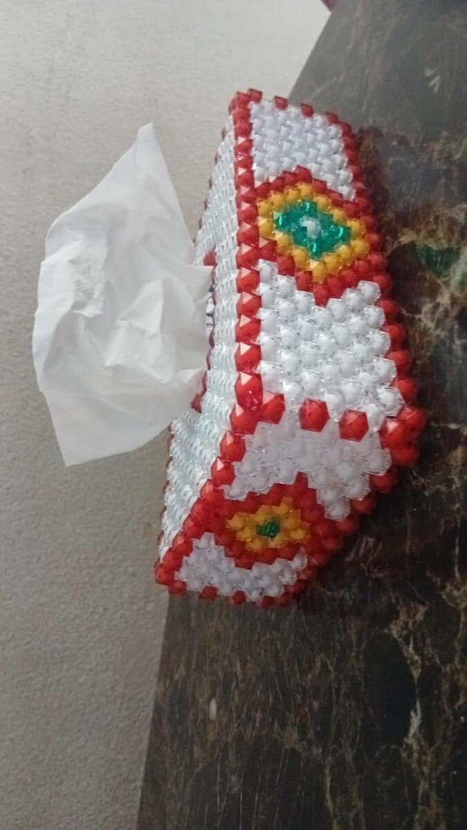 Boîte à mouchoirs perlée