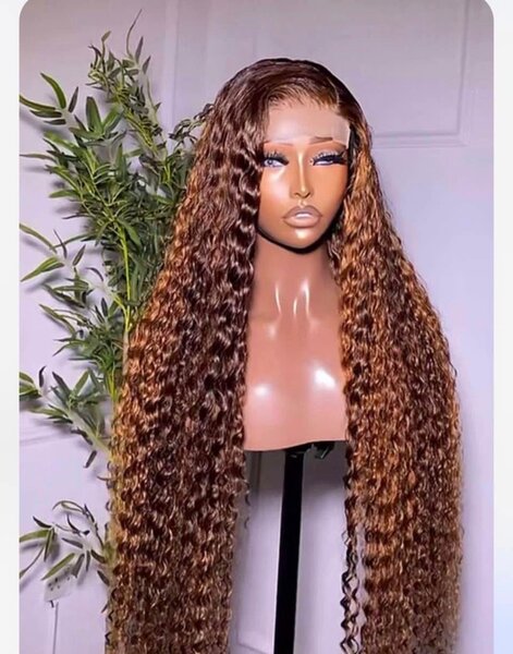 Perruque longue bouclée