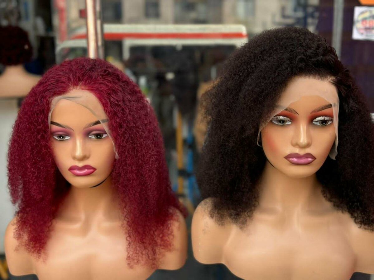 Perruque en dentelle bouclée naturelle