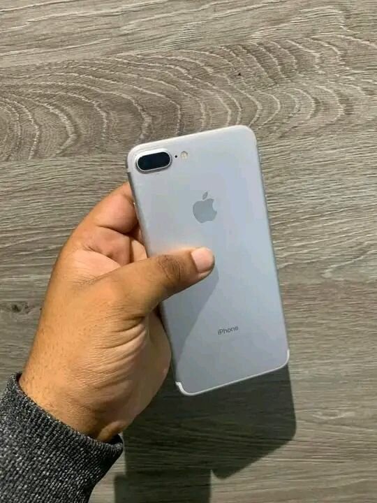 iPhone argent 64 Go déverrouillé