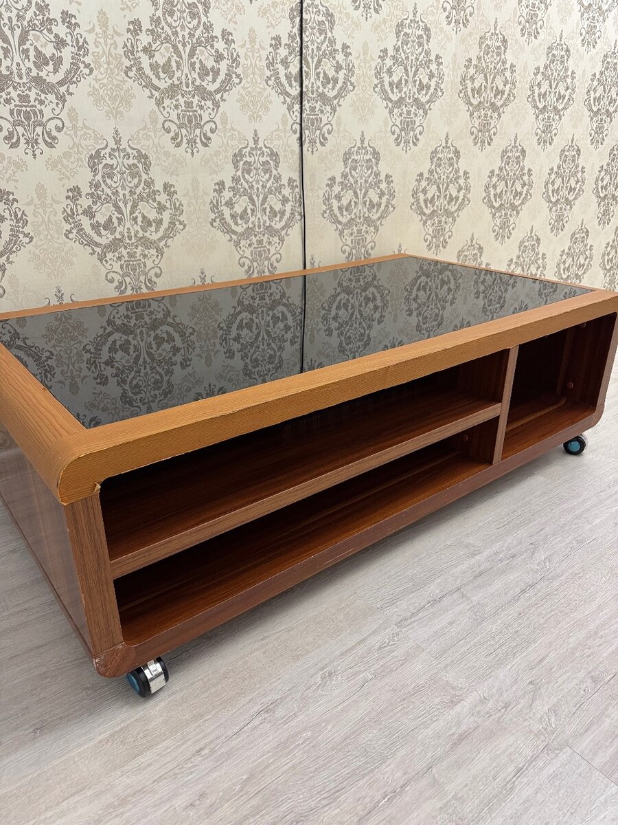 Журнальный стол на колесиках