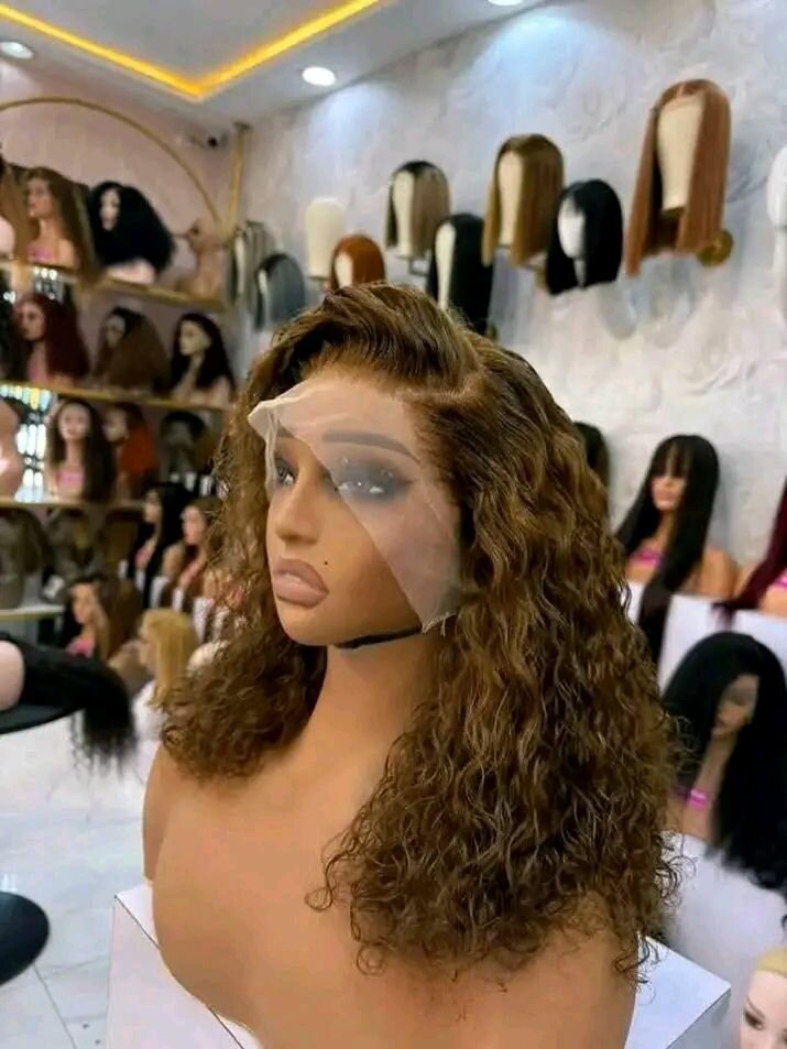 Perruques Colorées en Dentelle