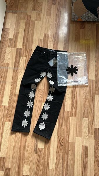 Jean avec fleurs brodées