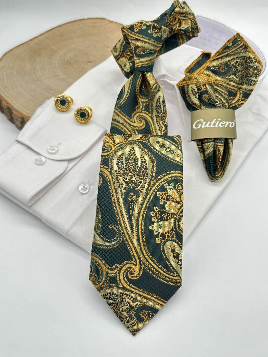 Flying tie with pocket square