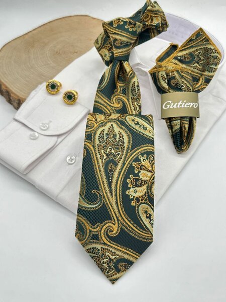 Flying tie with pocket square
