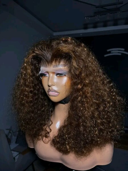 Perruque bouclée volumineuse