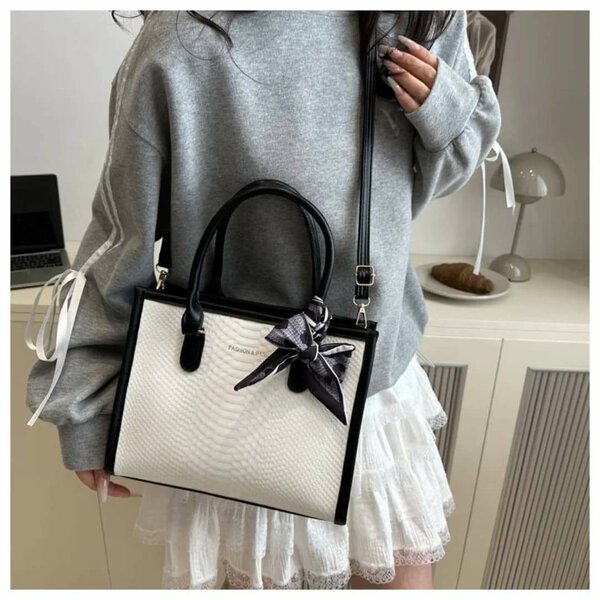 Sac à main élégant avec foulard