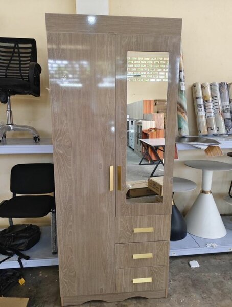 Armoire moderne avec miroir