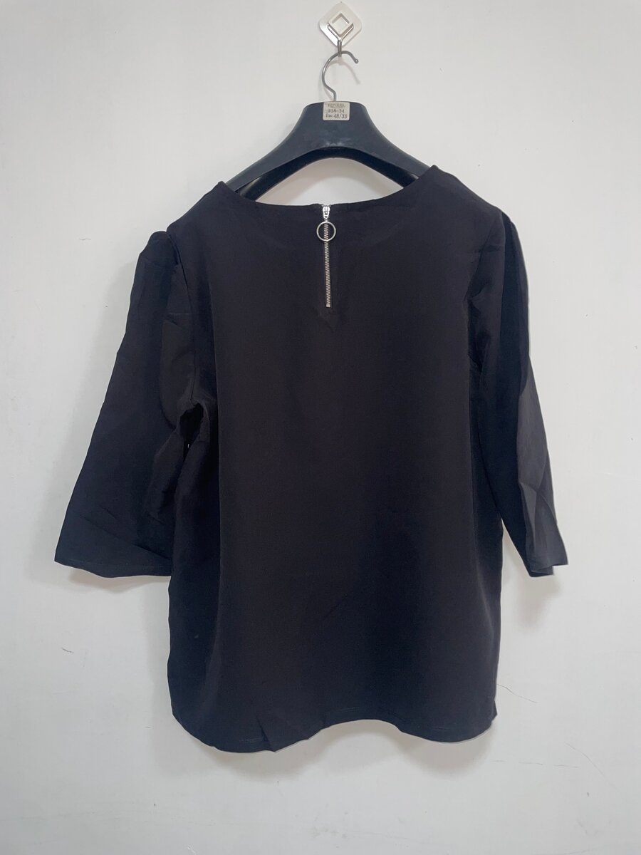 Haut noire élégante