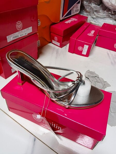 Sandales à talons argentés