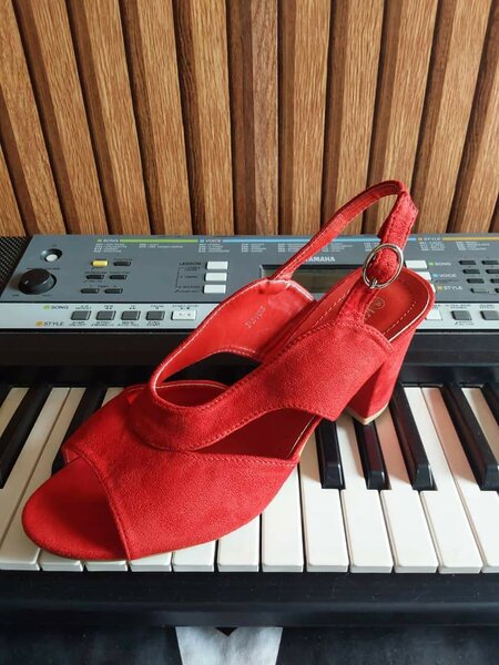 Sandales rouges élégantes