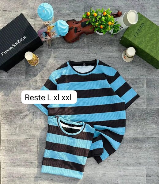 T-shirt rayé bleu et noir