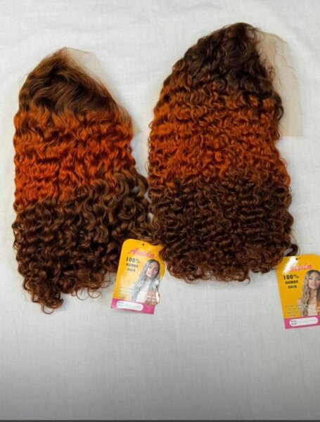 Perruque bouclée en dentelle