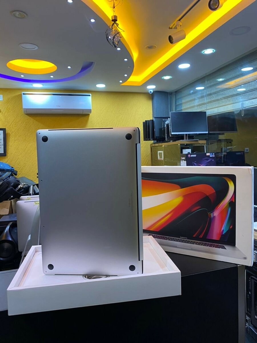 2019 macbook pro TOUCHBAR intel core i7 SSD 512GB RAM 16GB