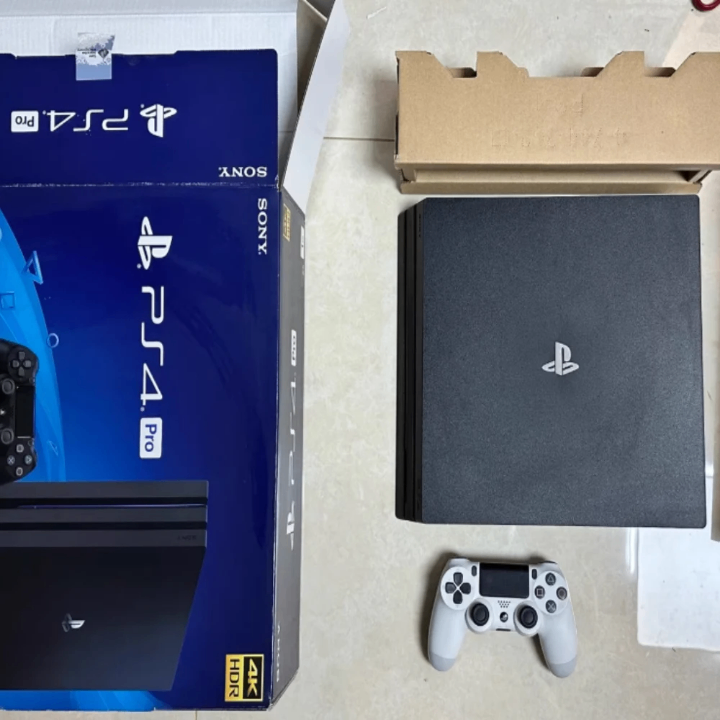 Console PlayStation 4 Pro avec manettes
