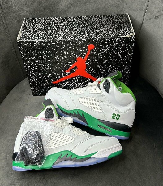 Chaussures de sport blanches et vertes