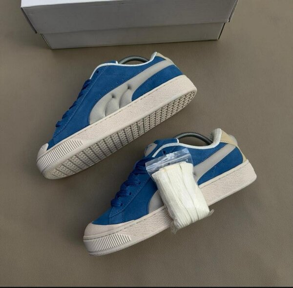 Sneakers en daim bleu stylé