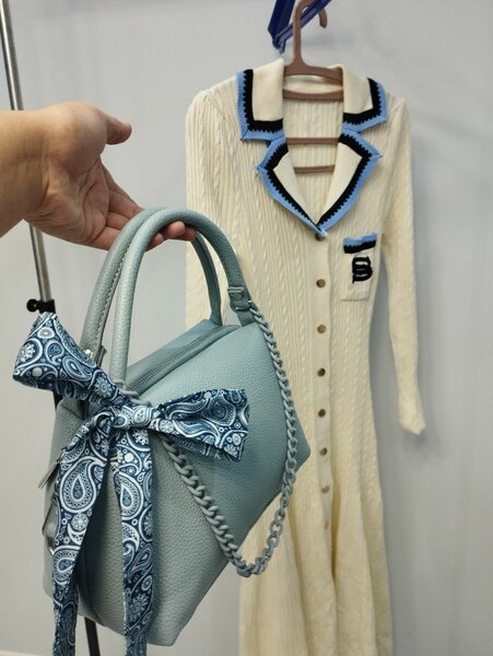 Платье женское новое, сумка тоже новая, по 500