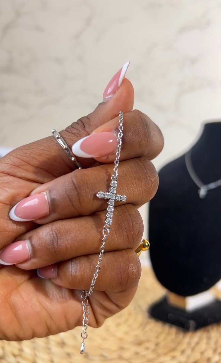 Bracelet fin croix argentée