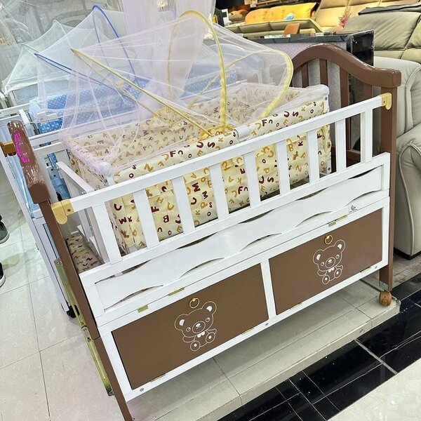 Lit bébé avec moustiquaire