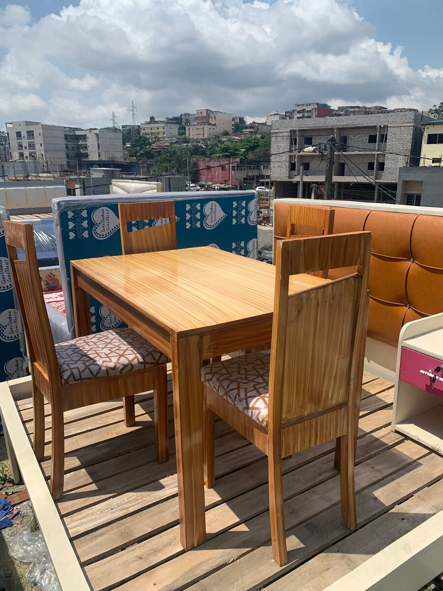 Set de table et chaises élégantes